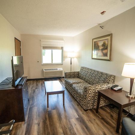 Quality Inn & Suites Watertown Near Prairie Lakes Ice Arena Buitenkant foto