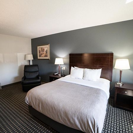 Quality Inn & Suites Watertown Near Prairie Lakes Ice Arena Buitenkant foto