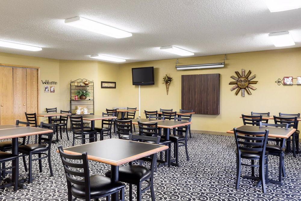 Quality Inn & Suites Watertown Near Prairie Lakes Ice Arena Buitenkant foto