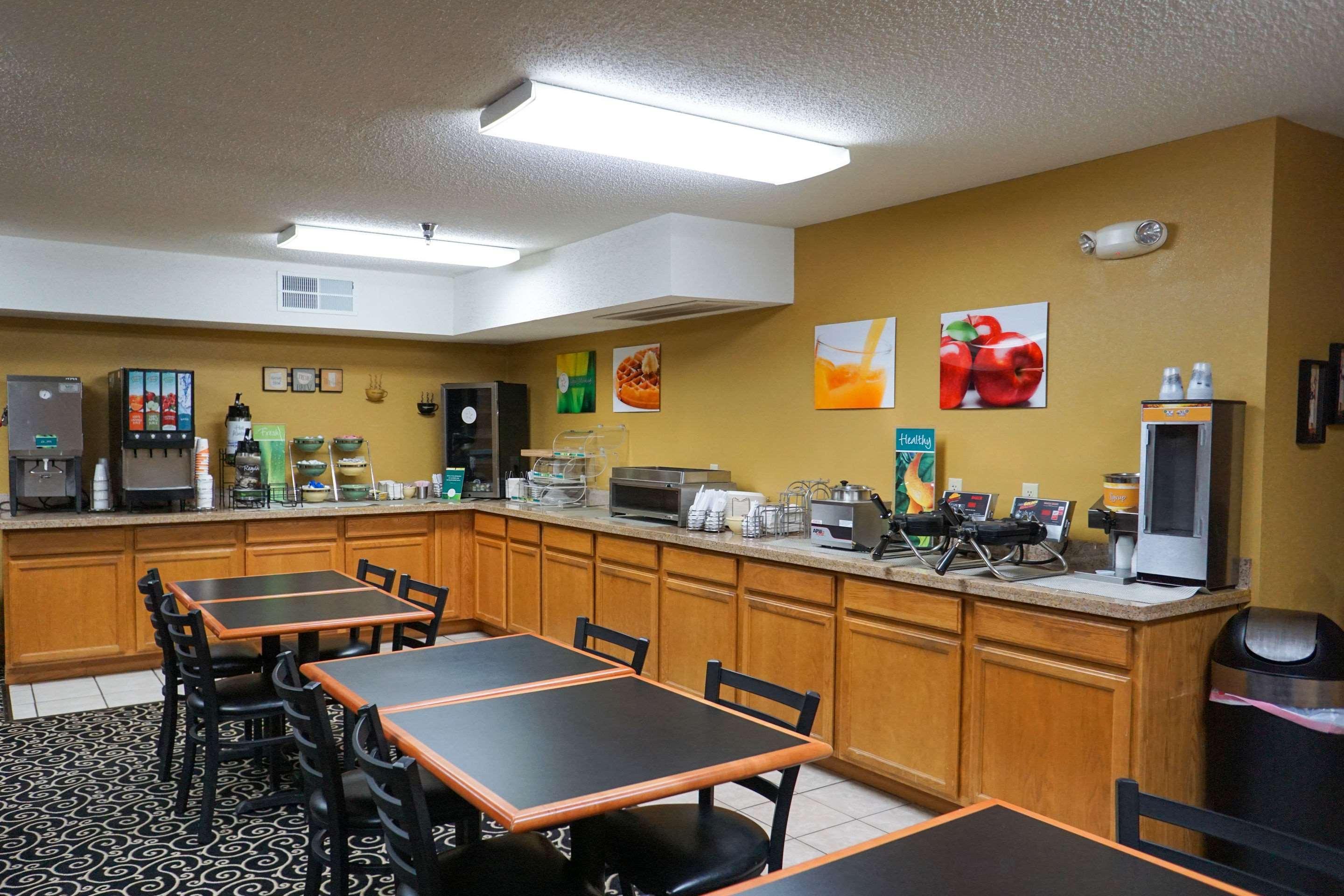 Quality Inn & Suites Watertown Near Prairie Lakes Ice Arena Buitenkant foto