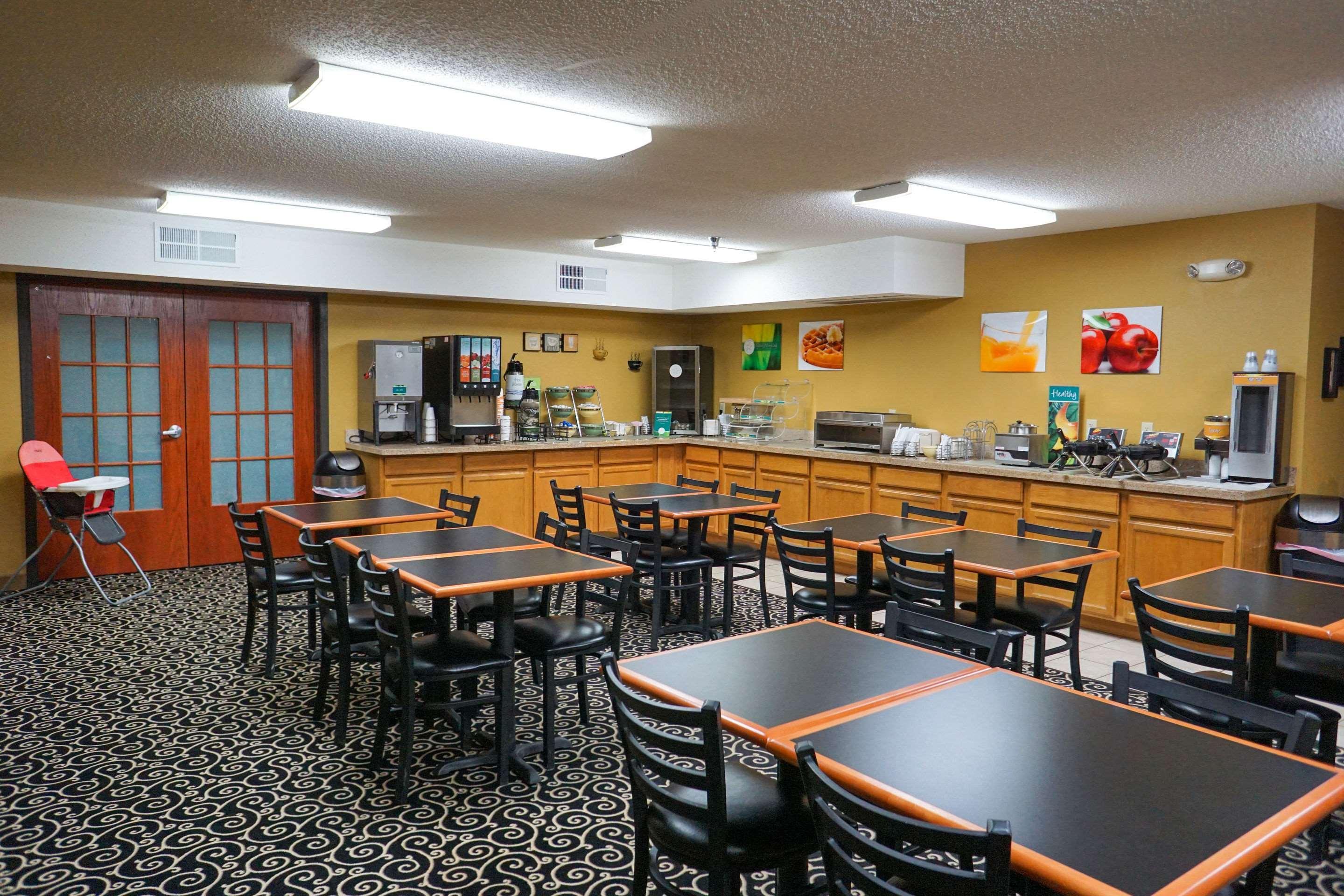 Quality Inn & Suites Watertown Near Prairie Lakes Ice Arena Buitenkant foto
