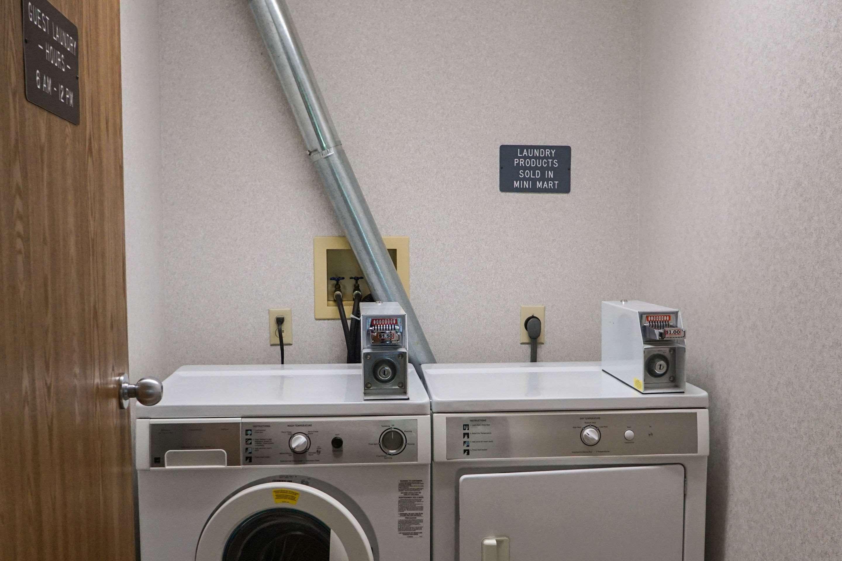 Quality Inn & Suites Watertown Near Prairie Lakes Ice Arena Buitenkant foto