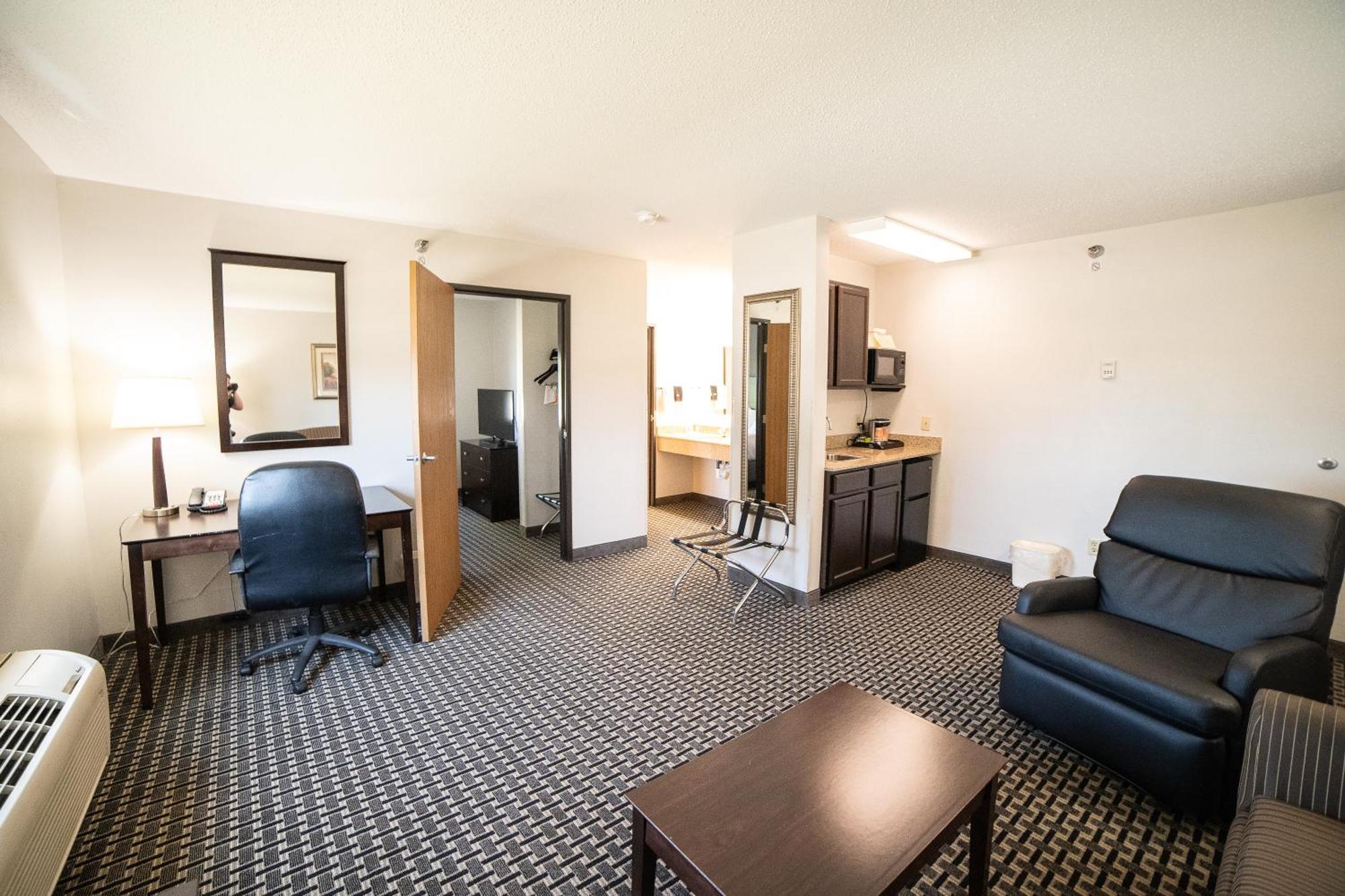 Quality Inn & Suites Watertown Near Prairie Lakes Ice Arena Buitenkant foto