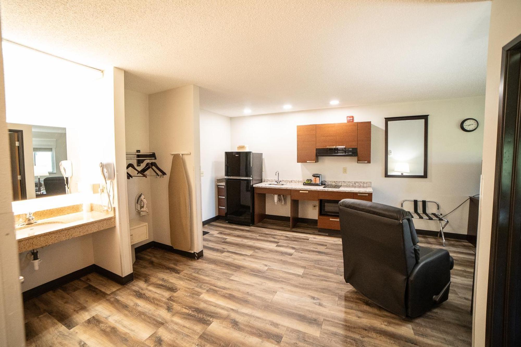 Quality Inn & Suites Watertown Near Prairie Lakes Ice Arena Buitenkant foto