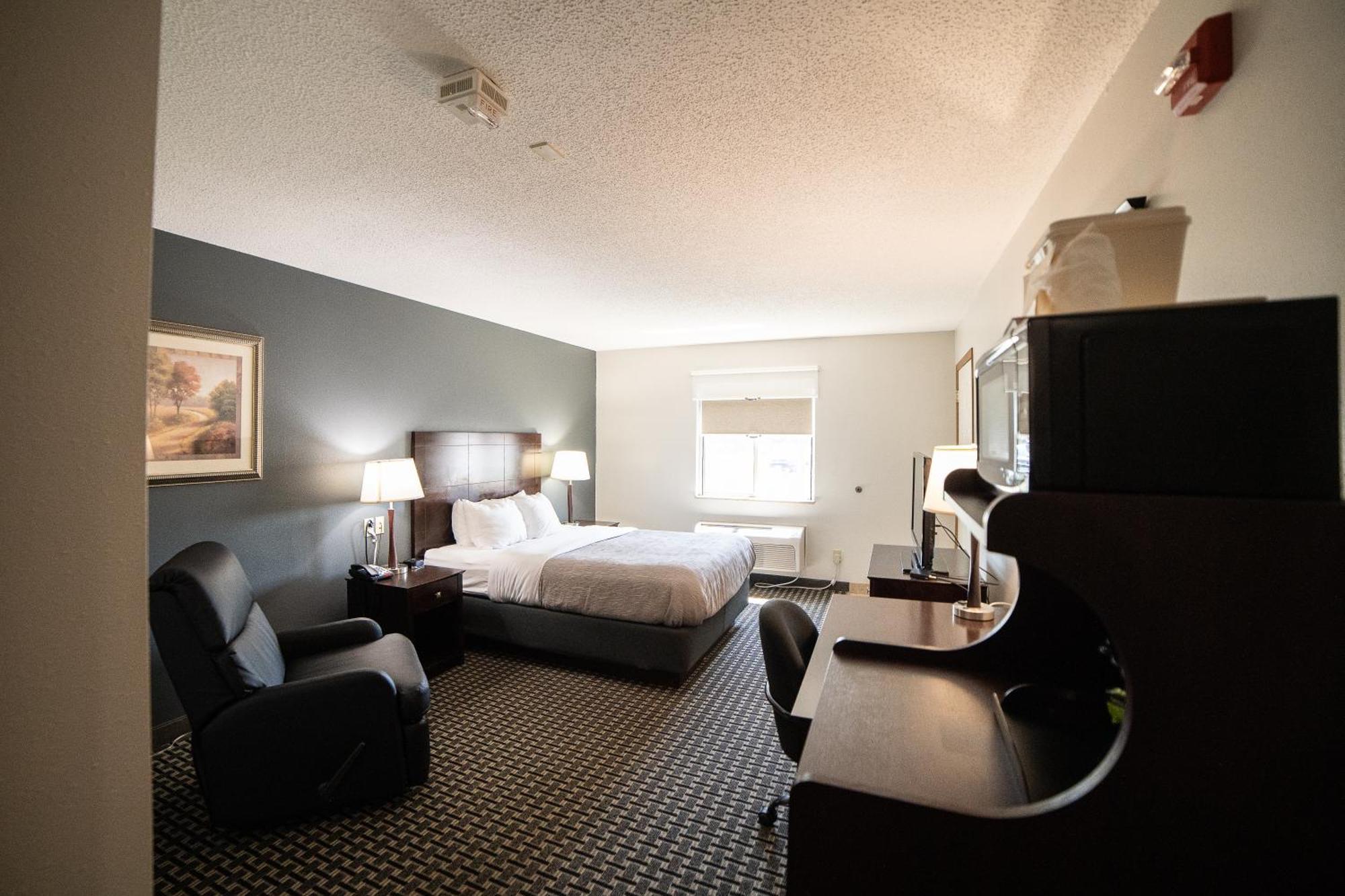 Quality Inn & Suites Watertown Near Prairie Lakes Ice Arena Buitenkant foto