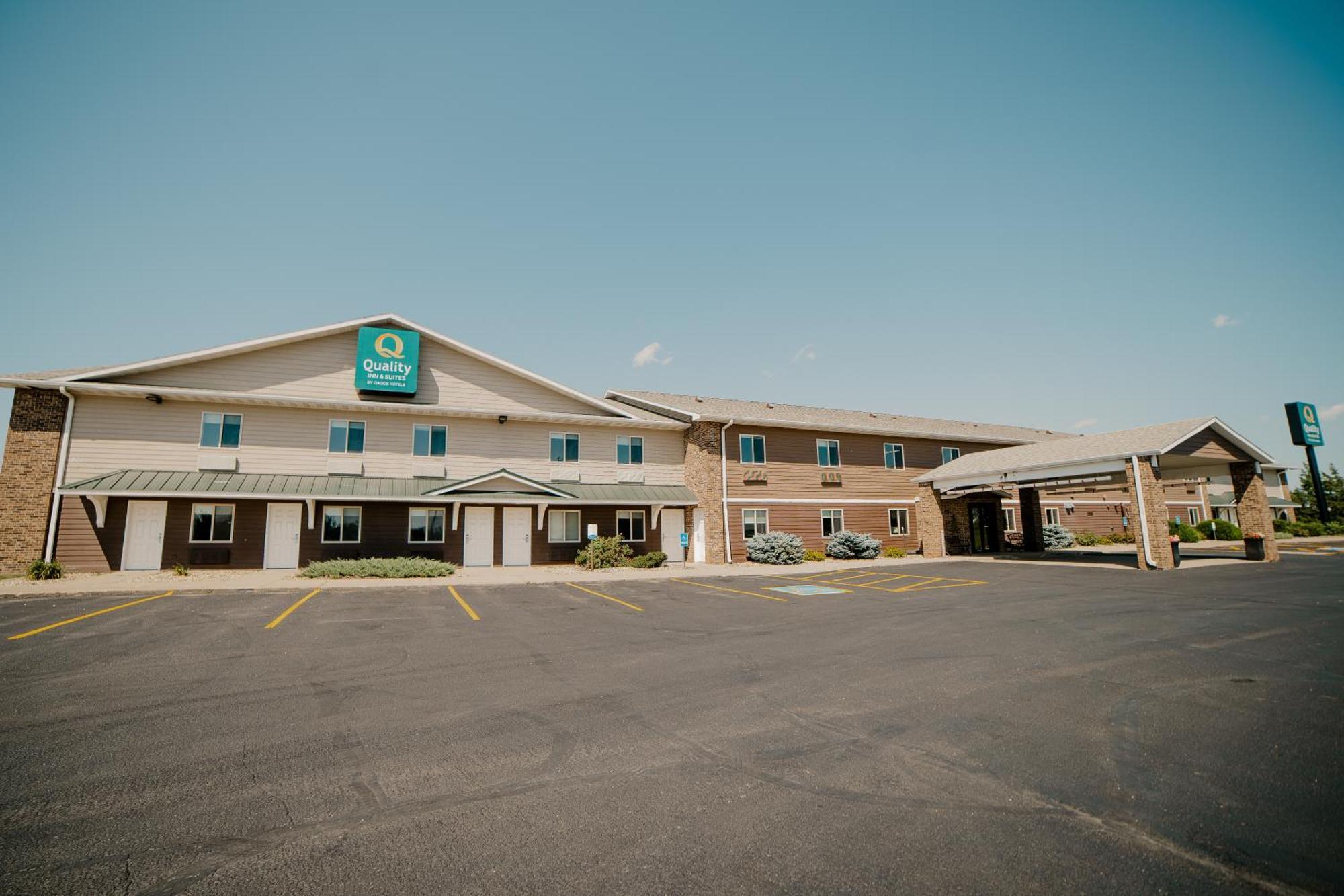 Quality Inn & Suites Watertown Near Prairie Lakes Ice Arena Buitenkant foto