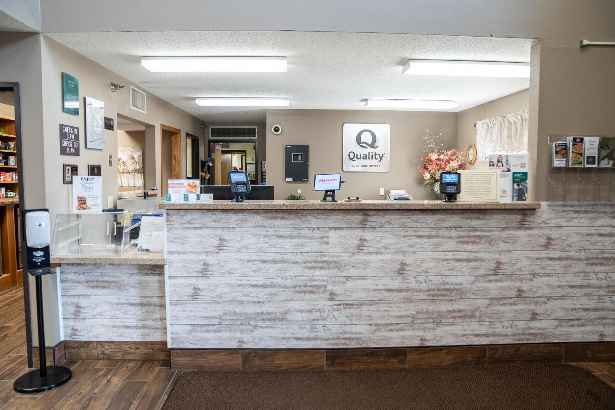 Quality Inn & Suites Watertown Near Prairie Lakes Ice Arena Buitenkant foto