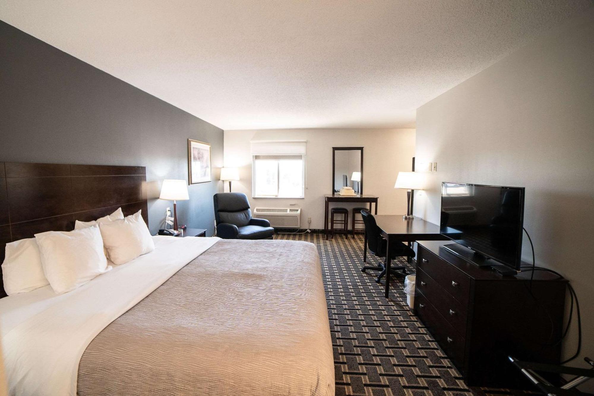 Quality Inn & Suites Watertown Near Prairie Lakes Ice Arena Buitenkant foto