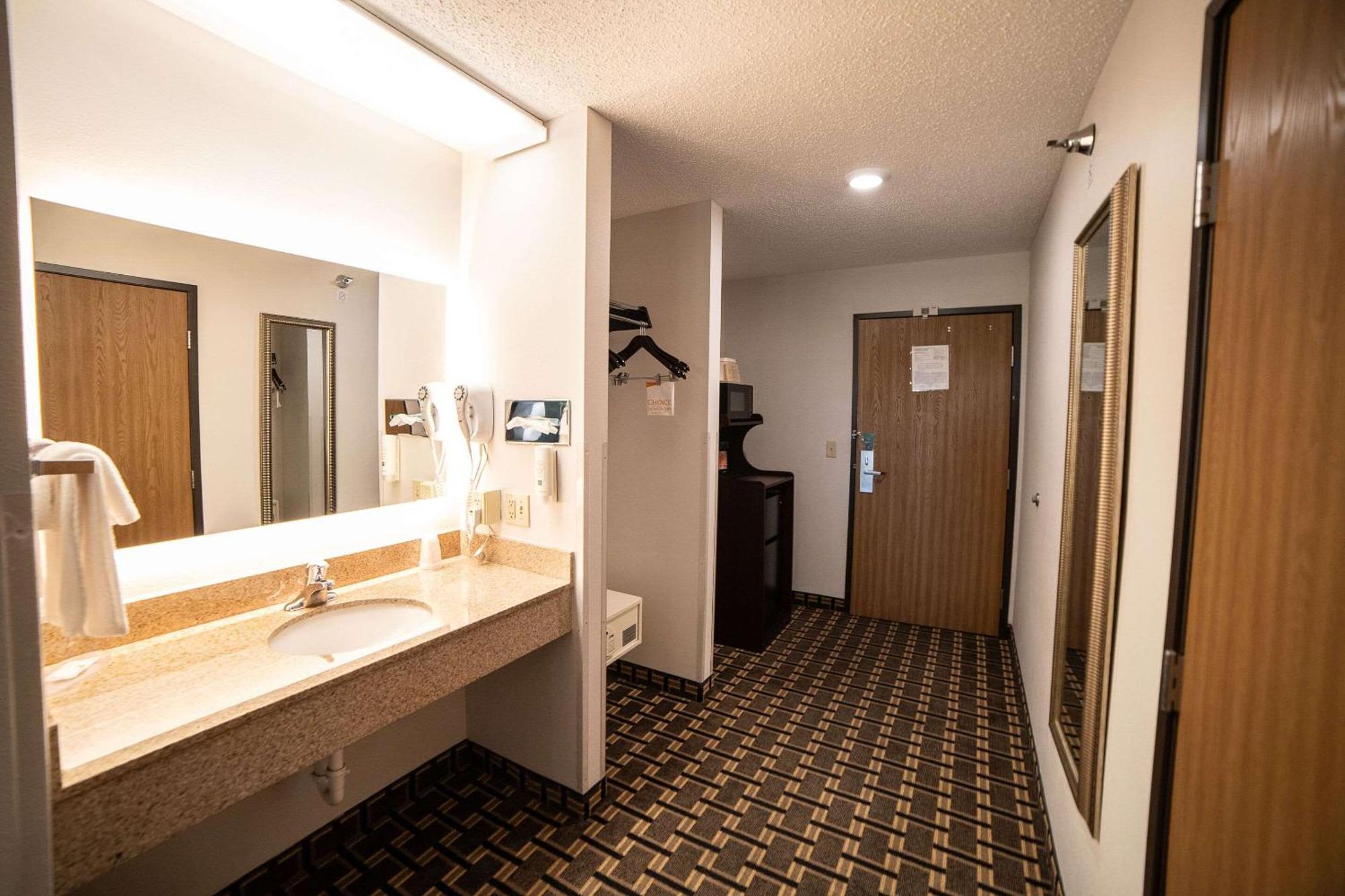 Quality Inn & Suites Watertown Near Prairie Lakes Ice Arena Buitenkant foto