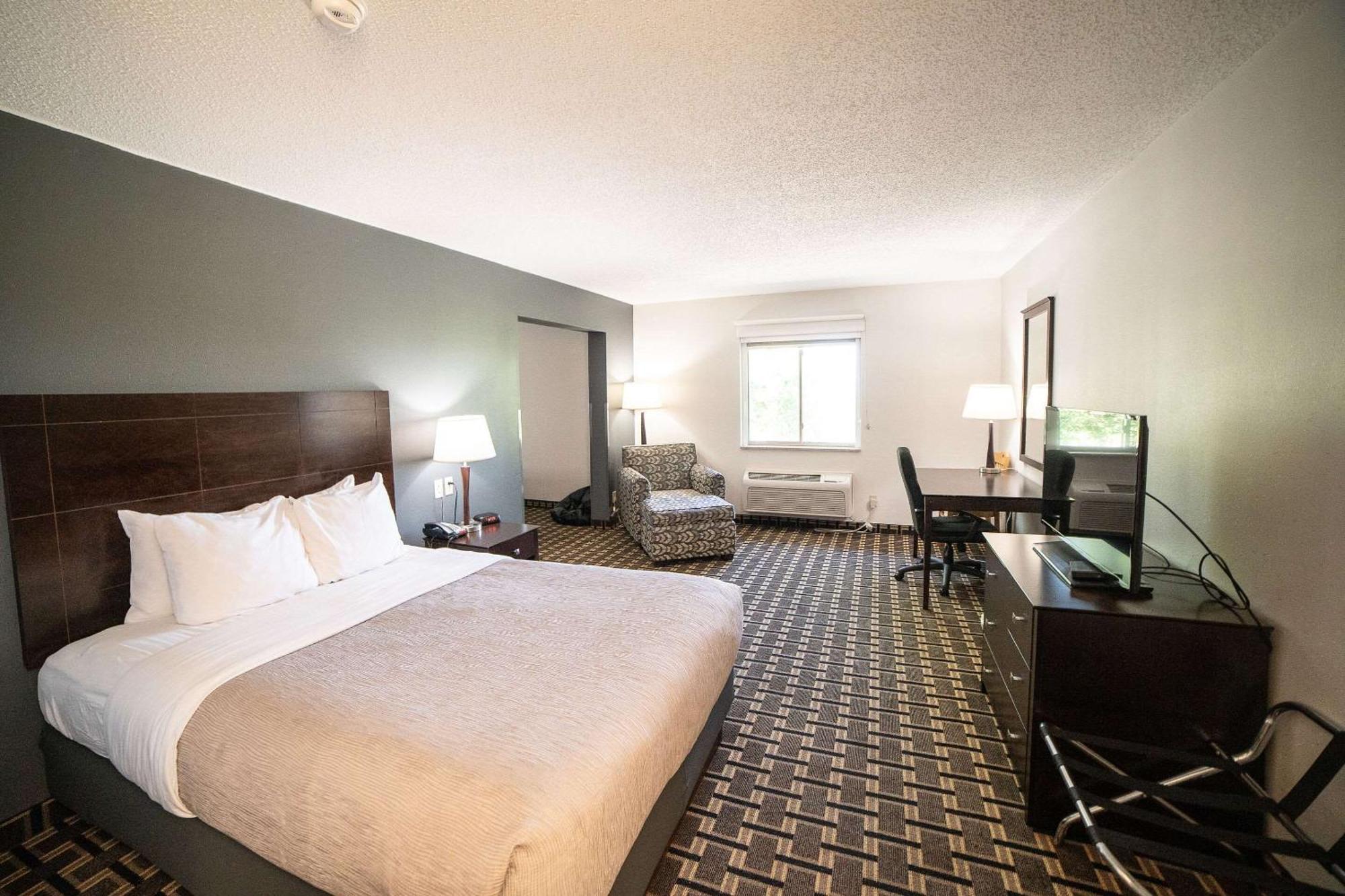 Quality Inn & Suites Watertown Near Prairie Lakes Ice Arena Buitenkant foto