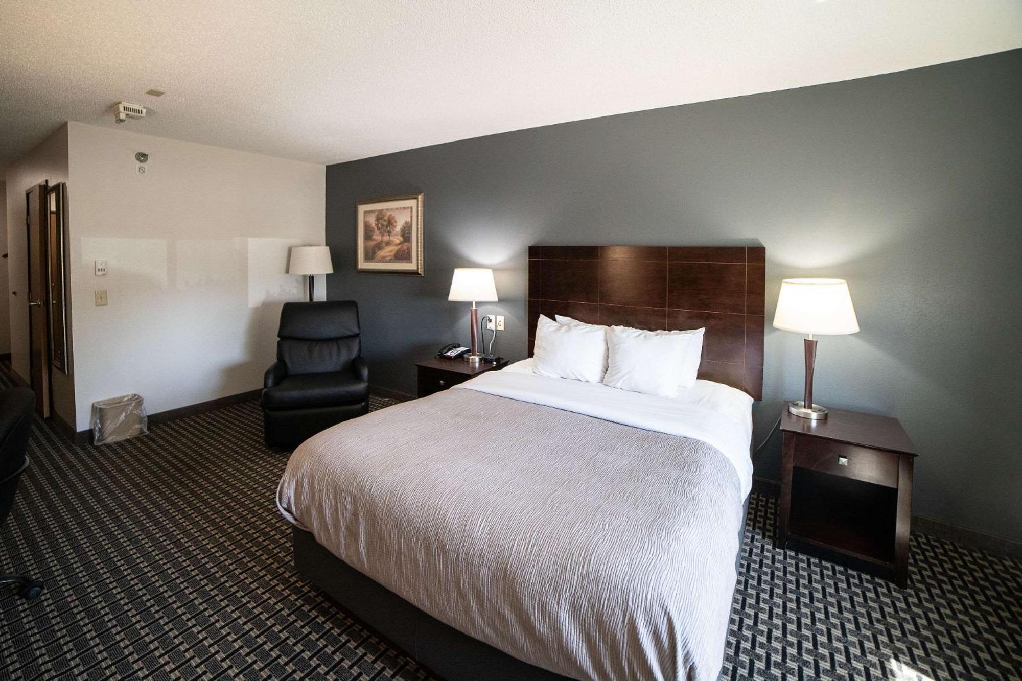 Quality Inn & Suites Watertown Near Prairie Lakes Ice Arena Buitenkant foto