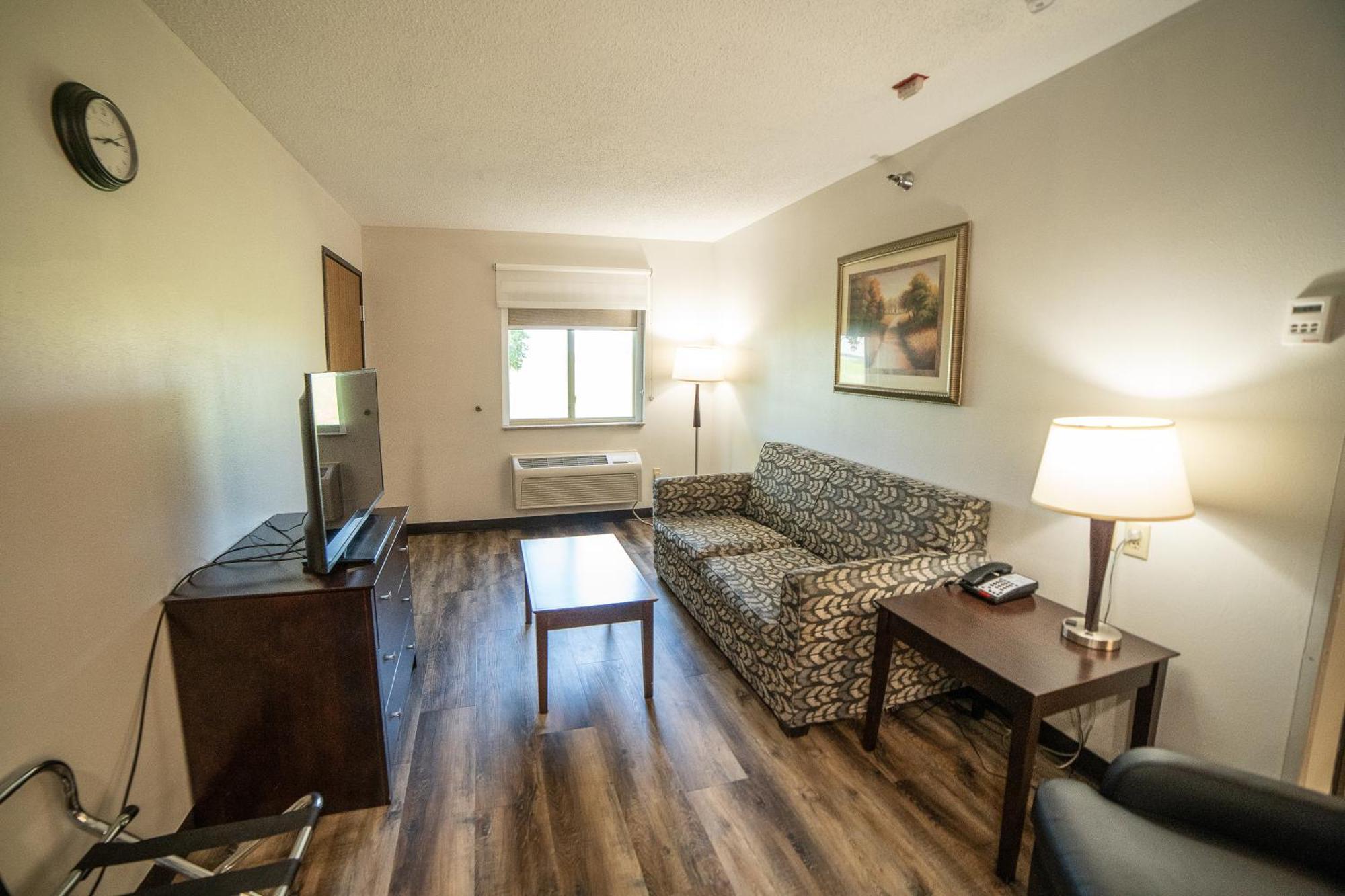 Quality Inn & Suites Watertown Near Prairie Lakes Ice Arena Buitenkant foto