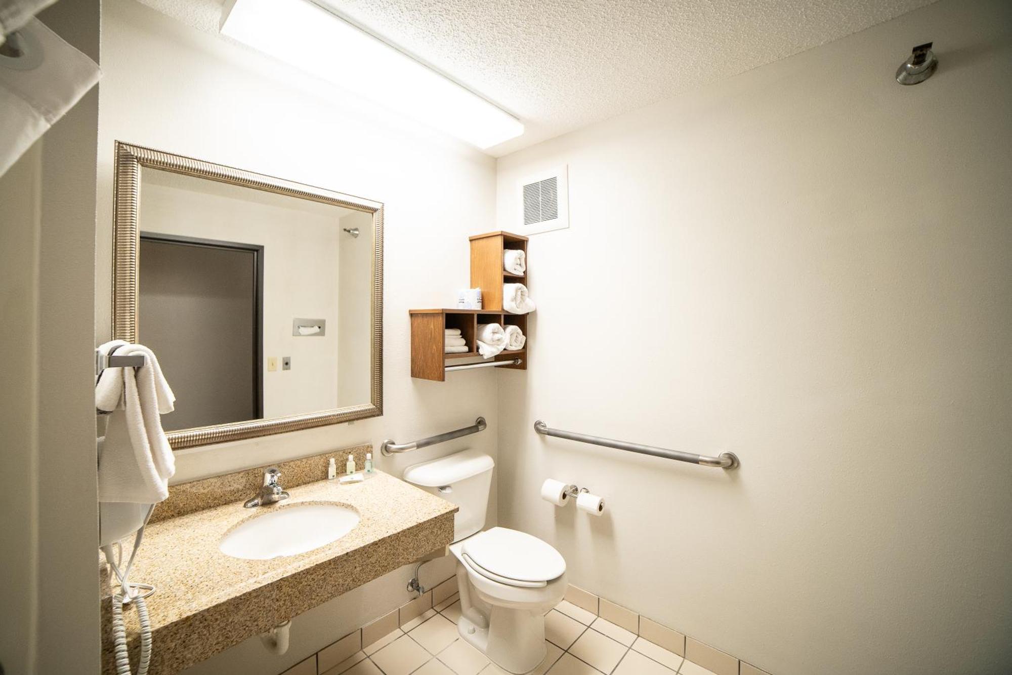 Quality Inn & Suites Watertown Near Prairie Lakes Ice Arena Buitenkant foto