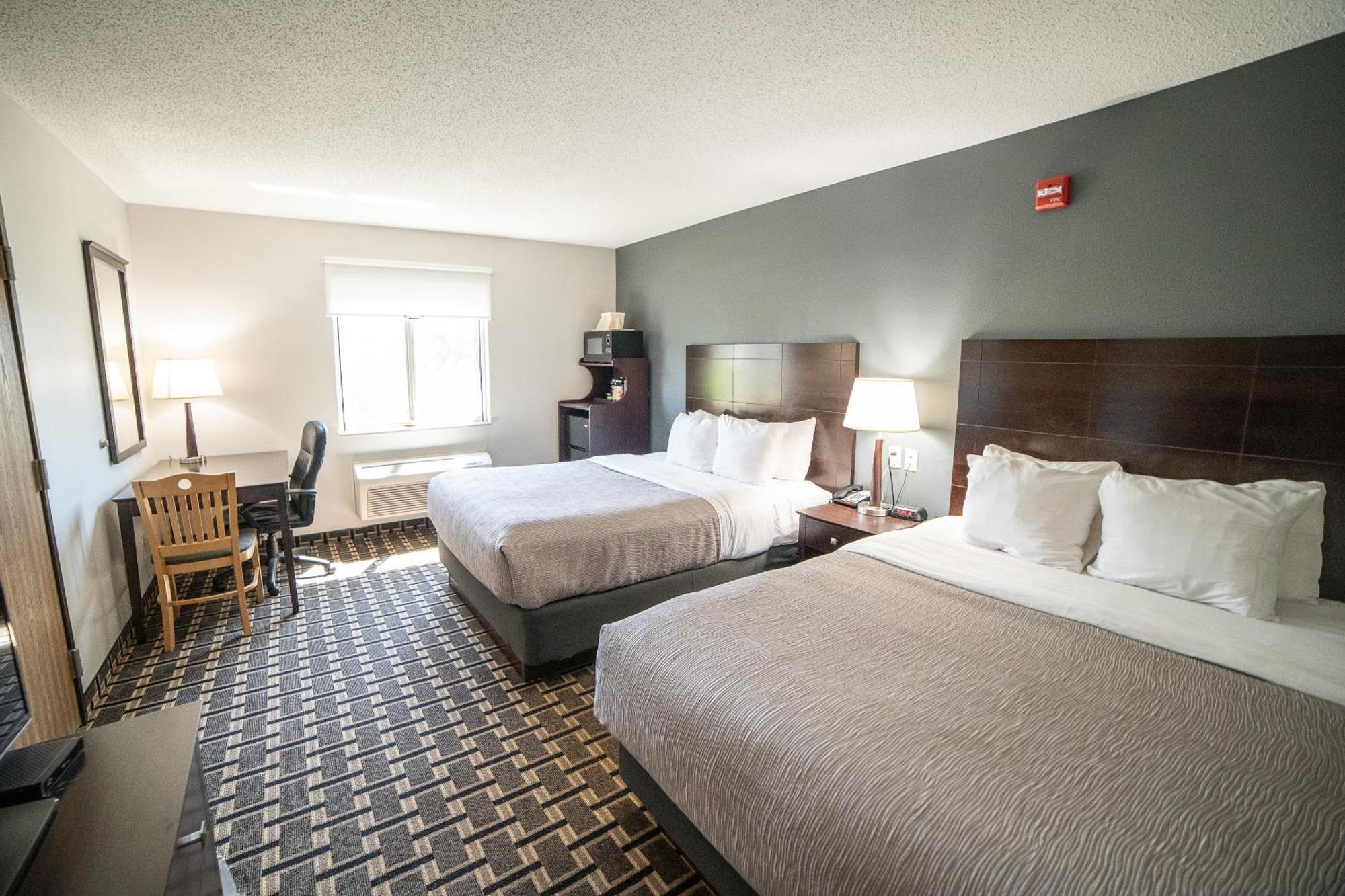 Quality Inn & Suites Watertown Near Prairie Lakes Ice Arena Buitenkant foto