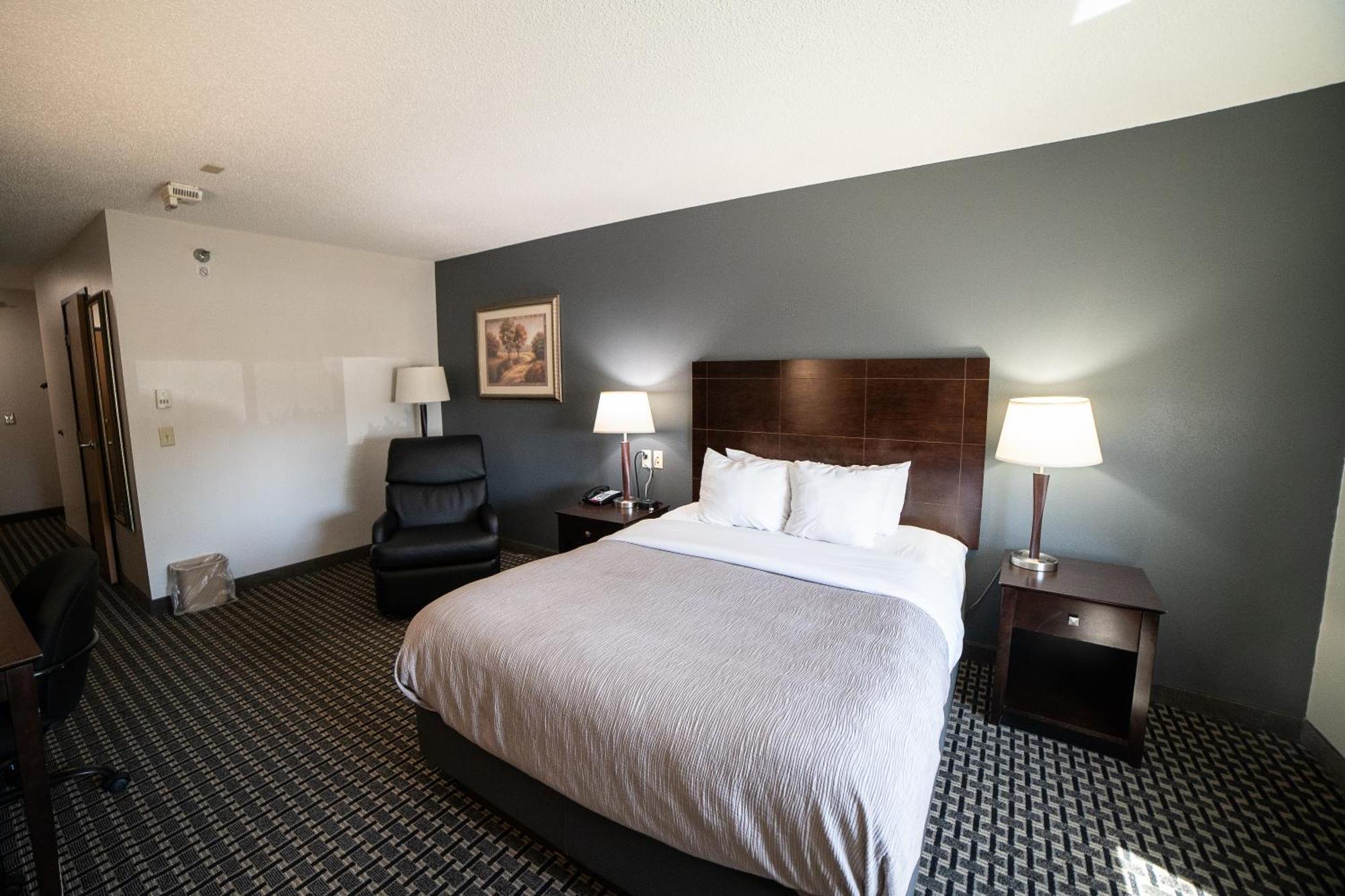 Quality Inn & Suites Watertown Near Prairie Lakes Ice Arena Buitenkant foto