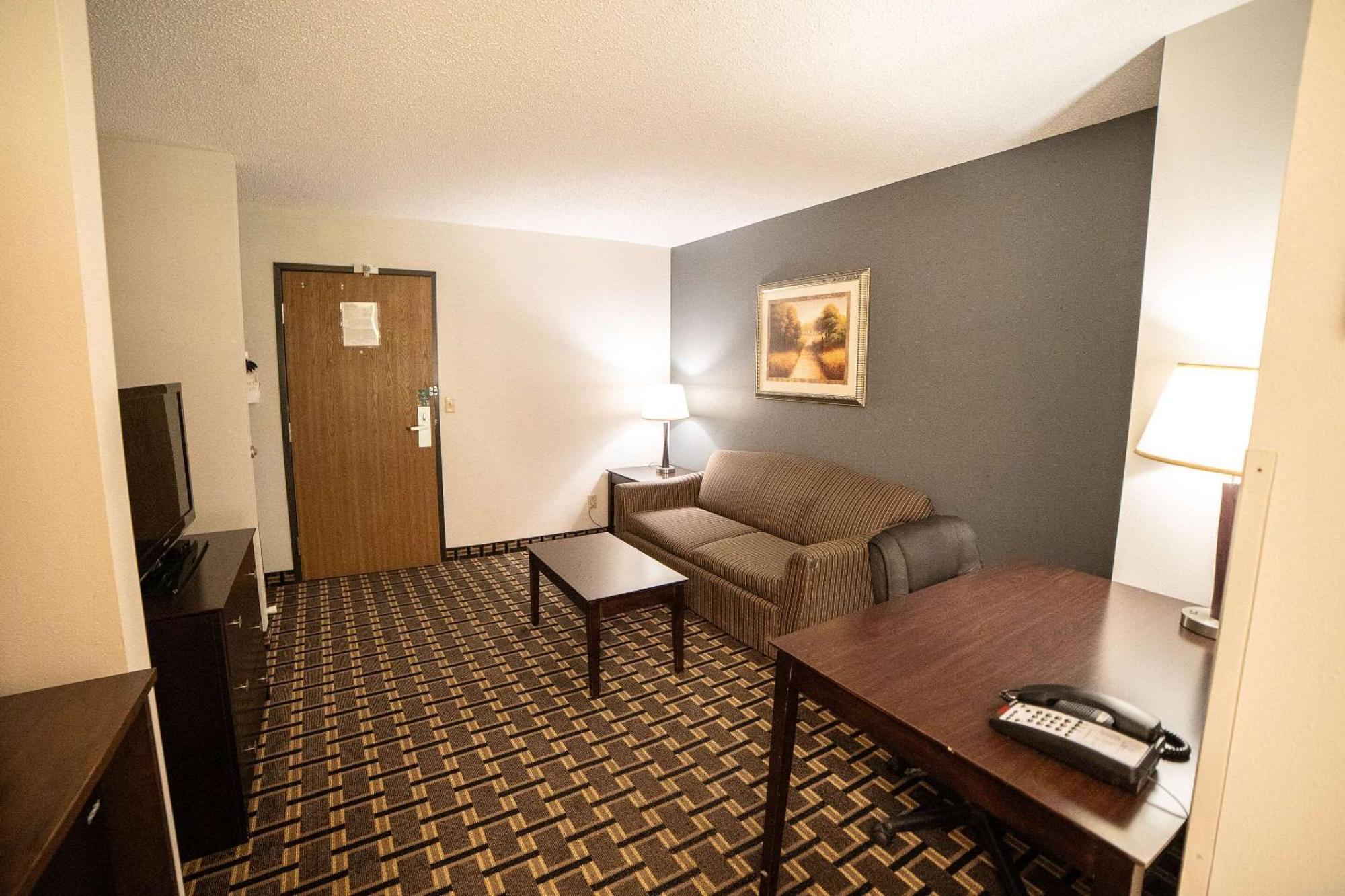 Quality Inn & Suites Watertown Near Prairie Lakes Ice Arena Buitenkant foto