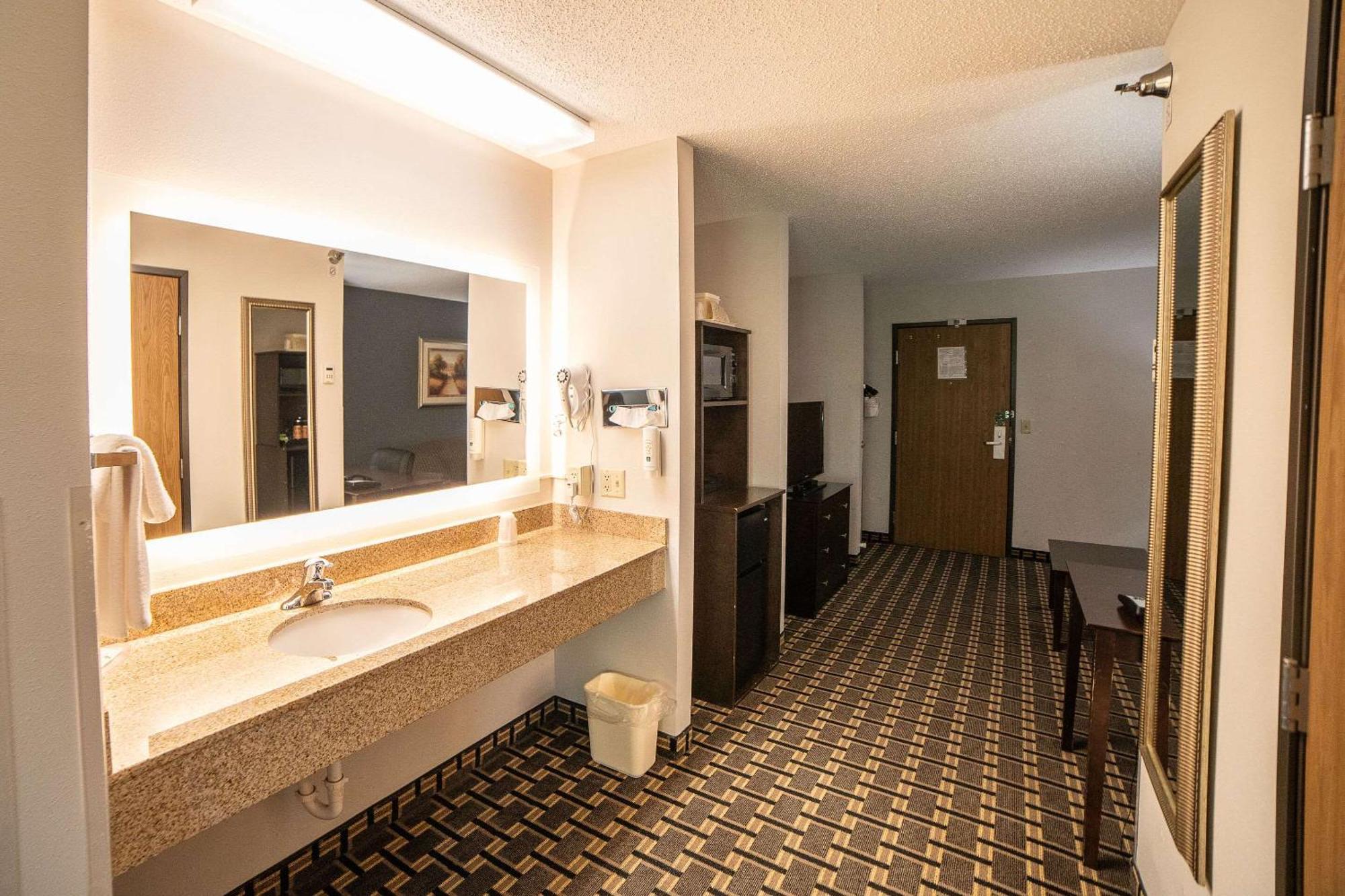 Quality Inn & Suites Watertown Near Prairie Lakes Ice Arena Buitenkant foto