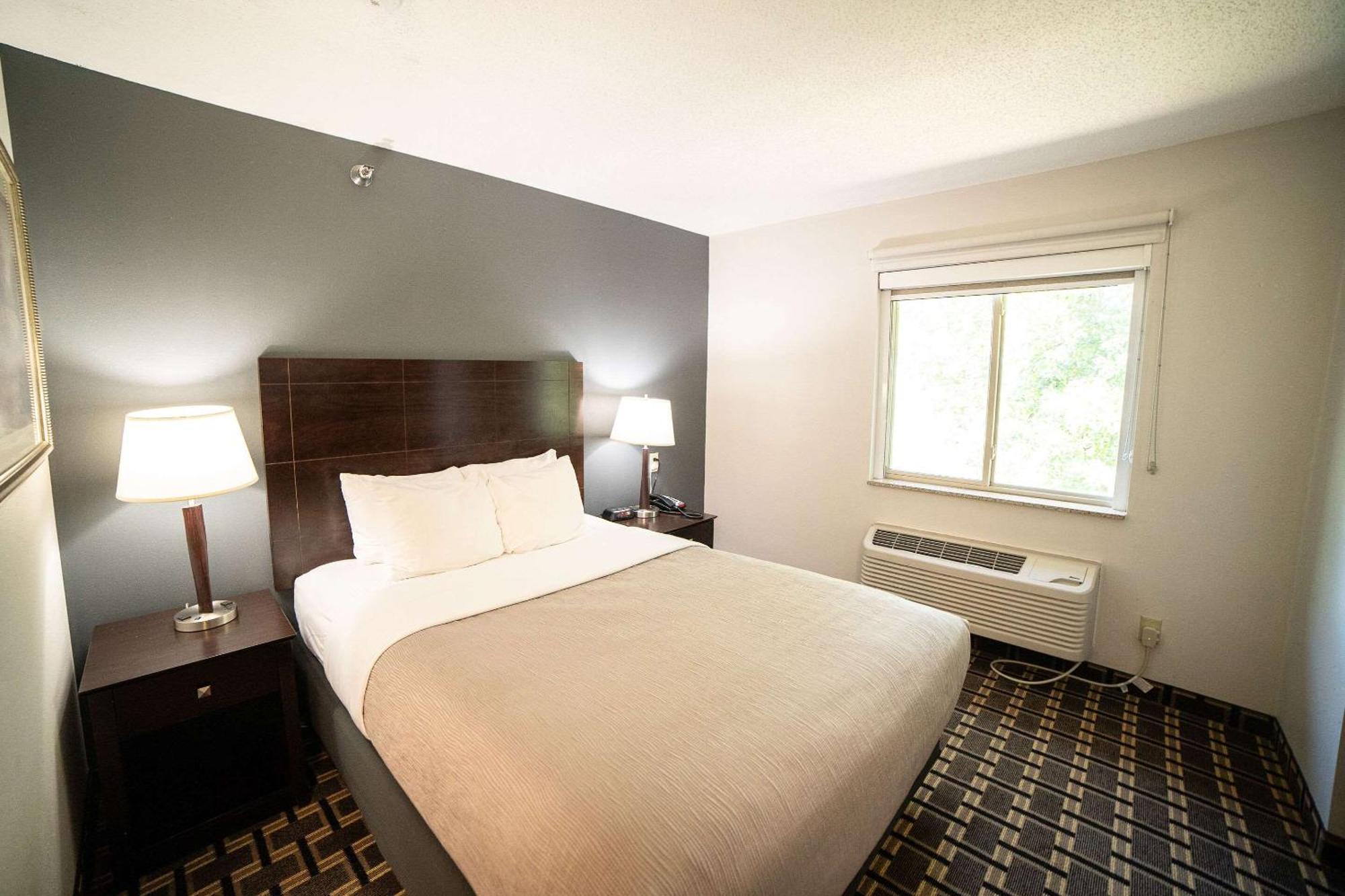 Quality Inn & Suites Watertown Near Prairie Lakes Ice Arena Buitenkant foto