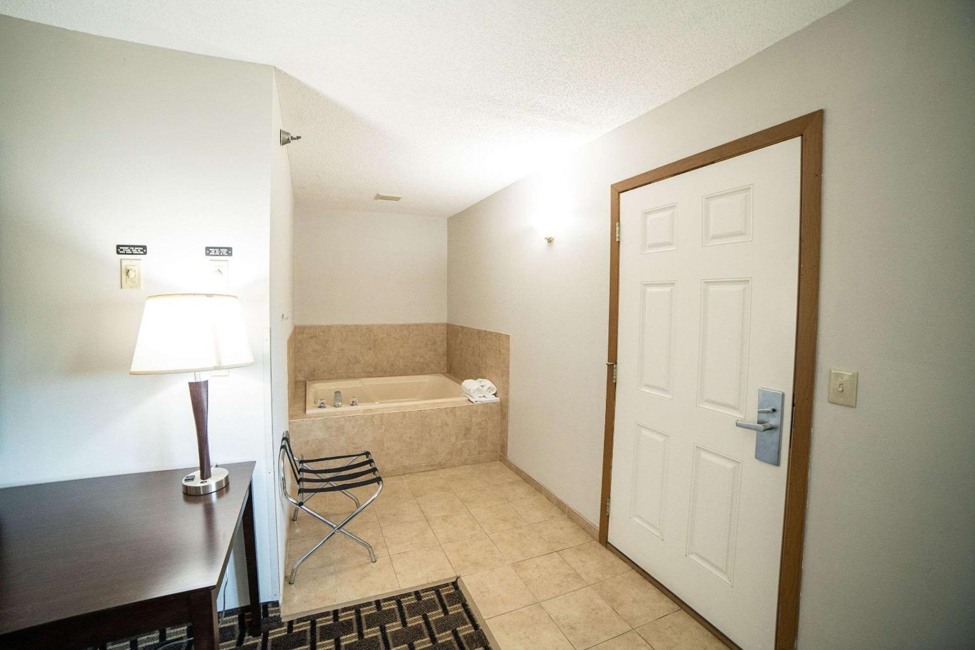 Quality Inn & Suites Watertown Near Prairie Lakes Ice Arena Buitenkant foto