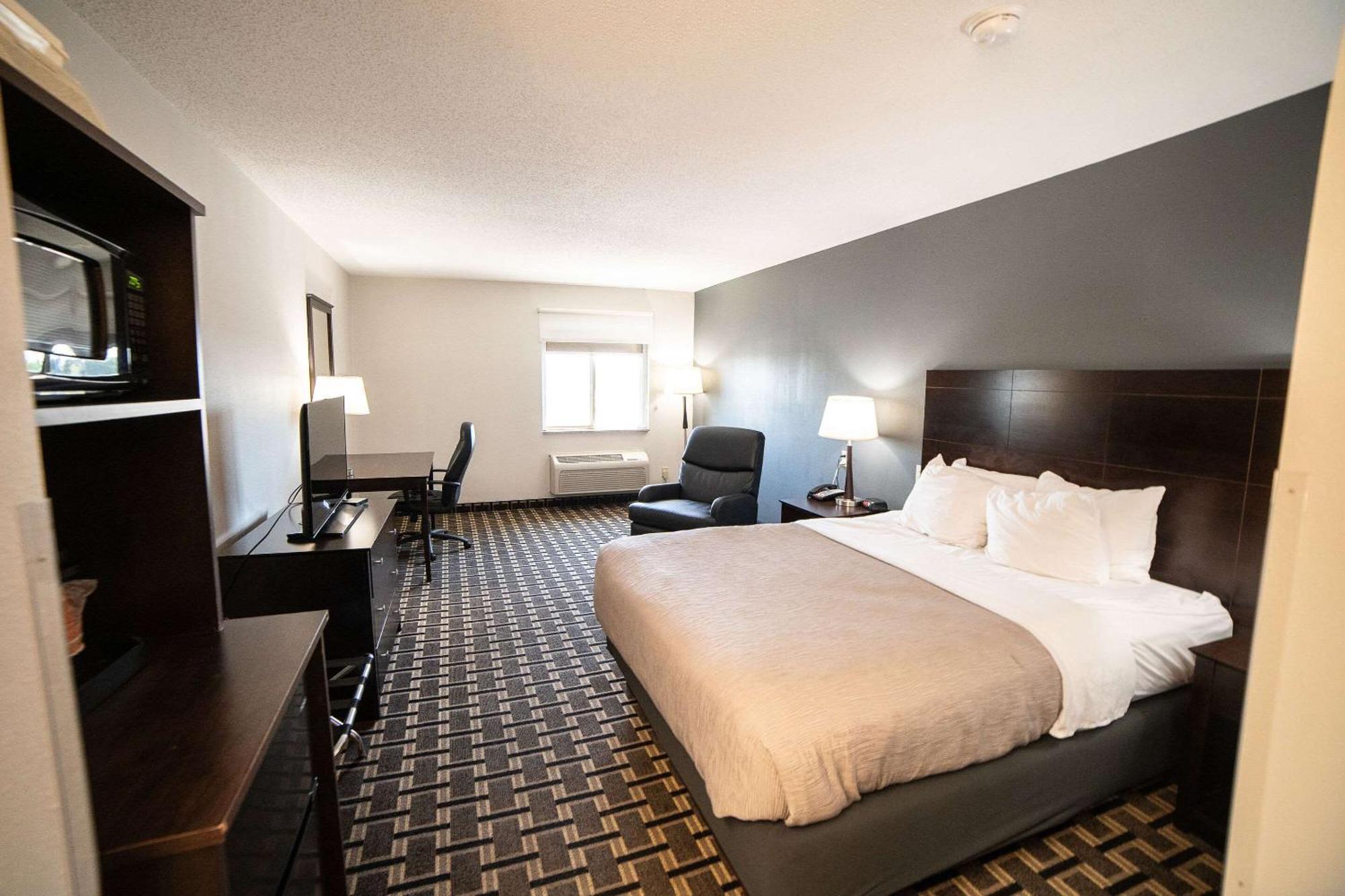 Quality Inn & Suites Watertown Near Prairie Lakes Ice Arena Buitenkant foto