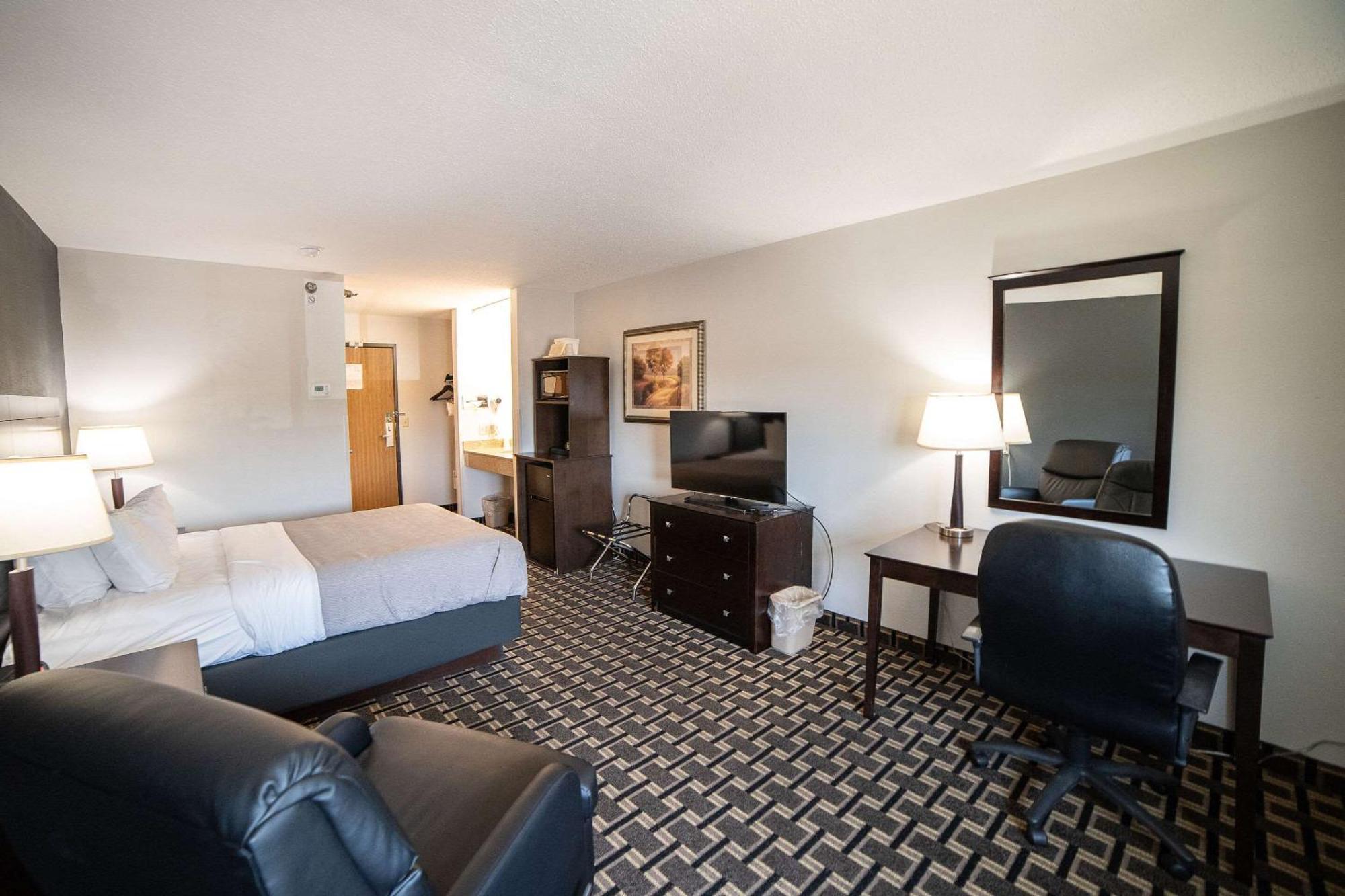 Quality Inn & Suites Watertown Near Prairie Lakes Ice Arena Buitenkant foto